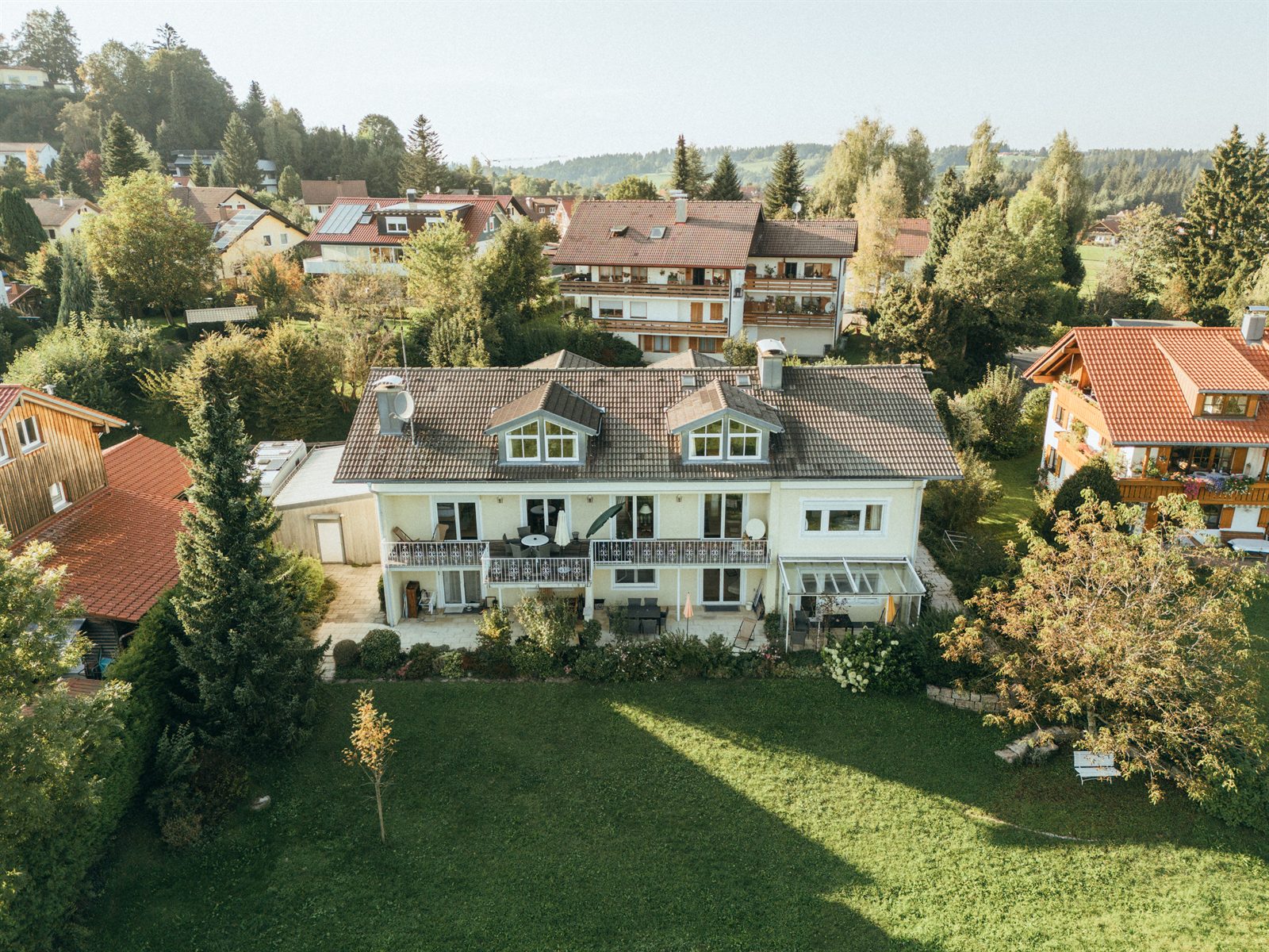 Hausansicht mit Balkonen zur Wiesenseite